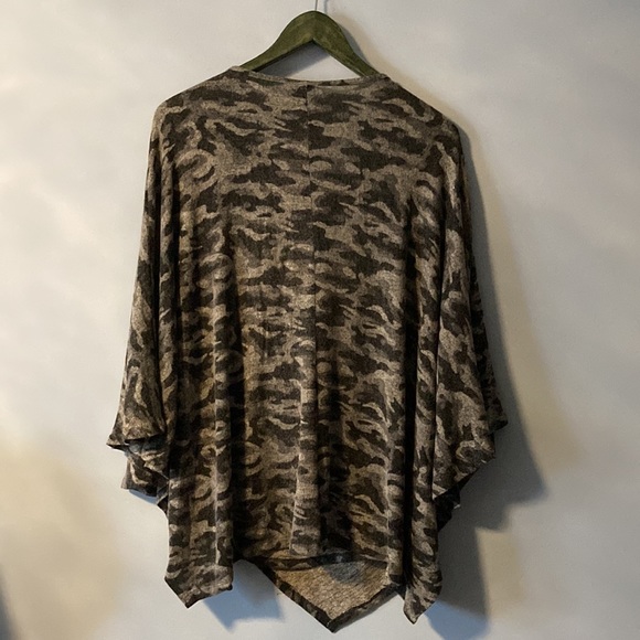 Bobeau Poncho Style Gray and Black Camo Top, OSFM - Picture 2 of 12